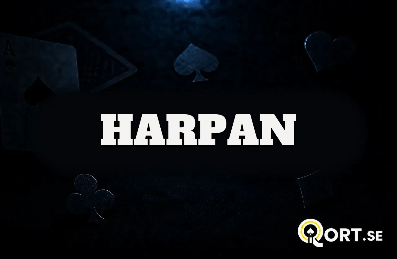 Mörkt kortbord med spelkort och färgsymboler och namnet Harpan