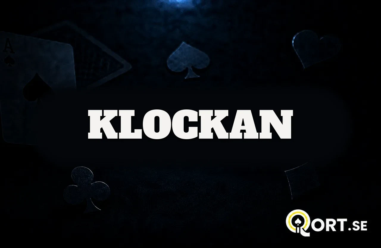Mörkt kortbord med spelkort och färgsymboler och namnet Klockan