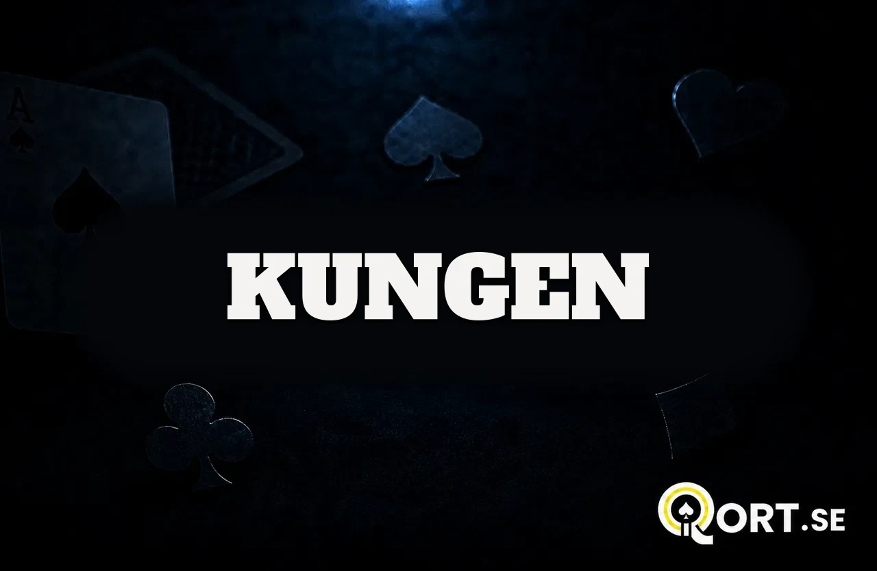 Mörkt kortbord med spelkort och färgsymboler och namnet Kungen
